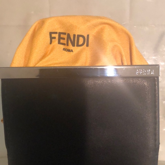 Fendi Shades leather case and dust cloth - Picture 4 of 4